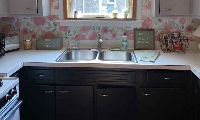Irving Park Apartamento | Cute crash pad w/free parking!