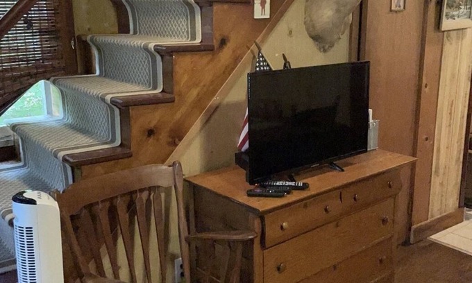 Greentown Cabina | Cute historic cabin in the Poconos that is Dog Friendly only!
