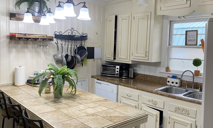 Aurora Casa | Cute home 3 mins from Nutrien, walking distance to boat landing/fishing areas!