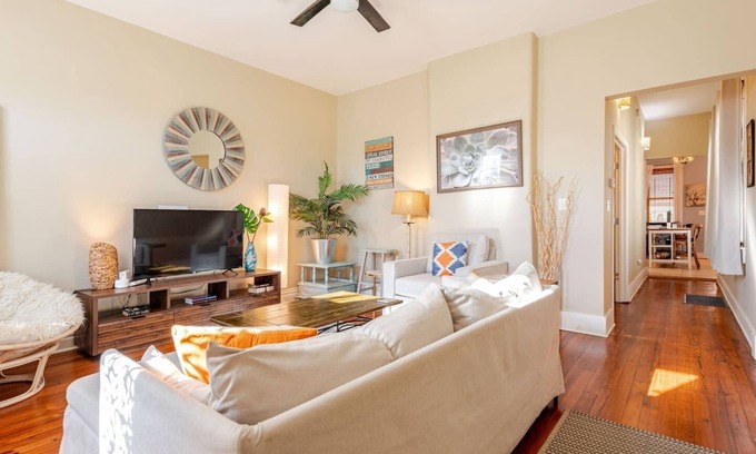 Germantown Casa | CUTE Home in GTown-4 Miles to UL,Churchill Downs & KY EXPO CTR! Private Parking!