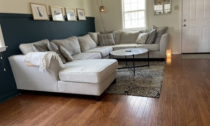 University District Casa | Cute Home near Broad Ave Memphis. 5 min from Overton Park and on Hampline.