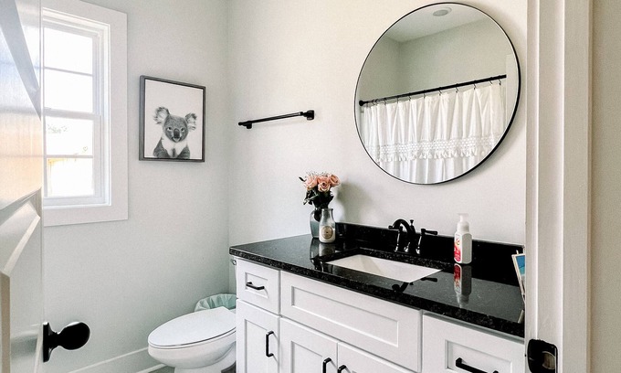Auburn Casa | Cute House .5 miles from Auburn University with Porch Swing and Grill