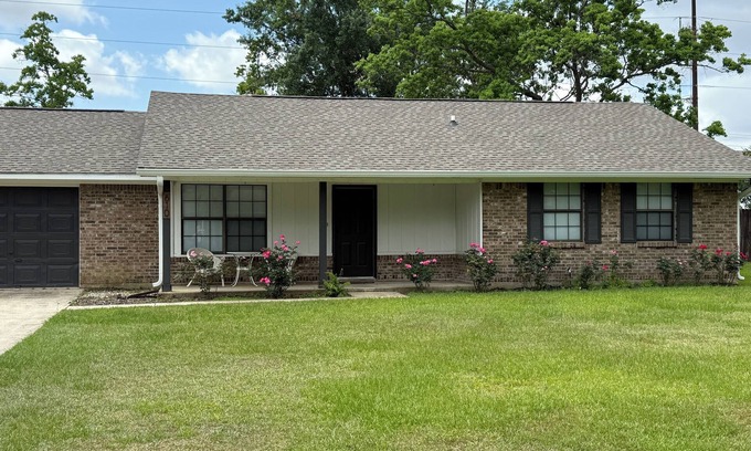 Foley Casa | Cute House close to all the action.