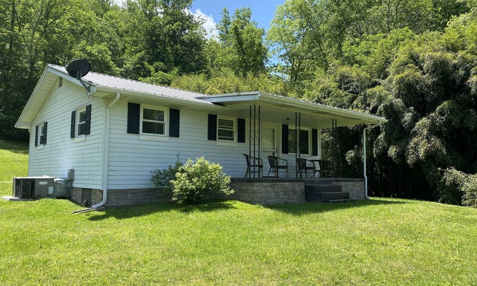 Cosby Casa | Cute house convenient to Gatlinburg, Pigeon Forge, and hiking in the smokies.