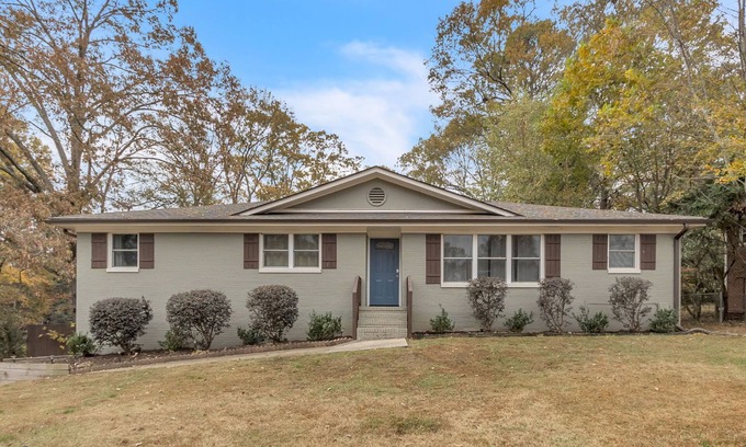Mauldin Casa | Cute house in quiet neighborhood - near everything - bring your pets!