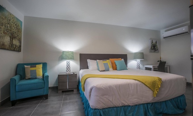 Kamay Apartamento | Cute King Bed Studio - Minutes from Beach w/ Pool