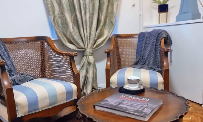 Runnymede Cabaña | Cute Lion Cottage in Egham -Heathrow- 6 Guests