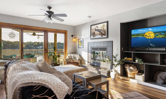 Camdenton Condominio | Cute Little Boho Condo-Pet Friendly- Next Door to Pool- Boat Slip- Completely Remodeled- Less than 10 min from Amphitheater