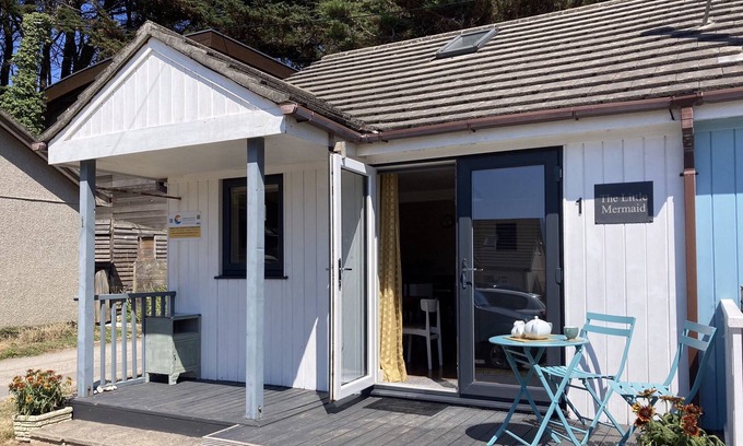 Porthtowan Casa | Cute little pet-friendly chalet bungalow near Porthtowan beach, Cornwall