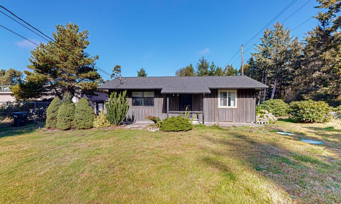 Long Beach Casa | Cute Quaint Cabin by the Sea, w/ fire pit, wood-burning fireplace & WIFI