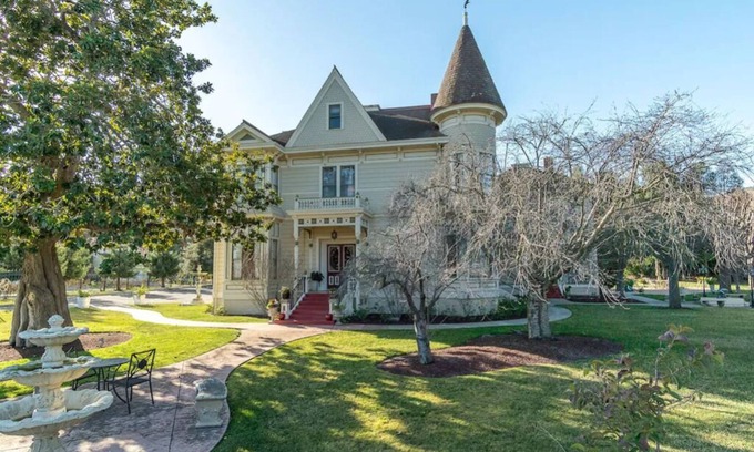 Salinas Casa | Cute Queen In Mansion near Beach Monterey Carmel