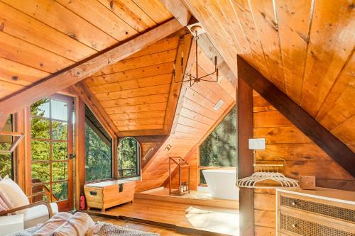 Crestline Casa | Cute Romantic Cabin With Hot Tub 5 Min from Lake