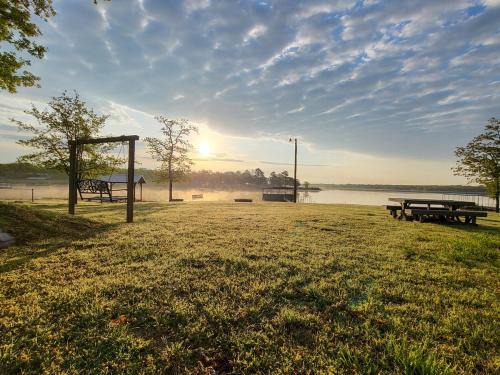 Shawnee Casa | Cute Shawnee Twin Lakes home sleeps 10&has it all!