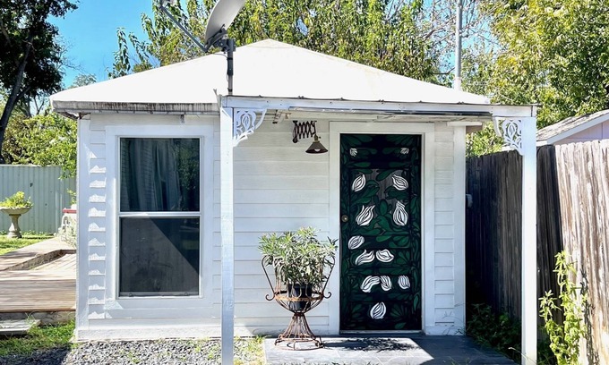 Georgetown Casa | Cute Studio Cottage with large deck. Walk to Historic Downtown Georgetown. Quiet Neighborhood.