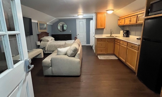 Fellowship Apartamento | Cute studio, pets welcome, 8 mins to HITS, 20 mins to WEC, 10 mins to shopping