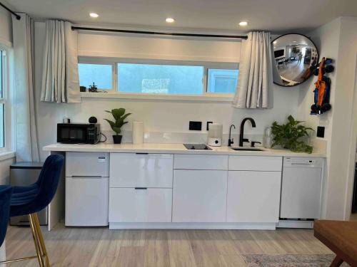 Park West Casa | Cute Studio with AC and Backyard