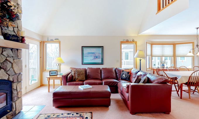 Sunday River Area Casa | Slopeside townhome w / cubierta, acceso directo al senderismo y baño compartido caliente / piscina!