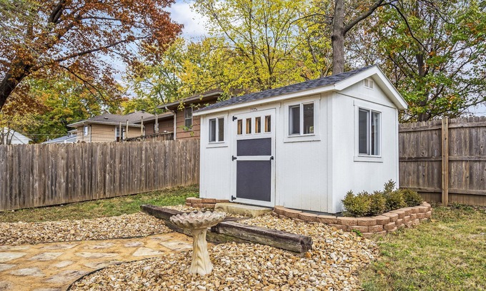 South Kansas City Cabaña | Cutest Cottage in the Heart of Waldo