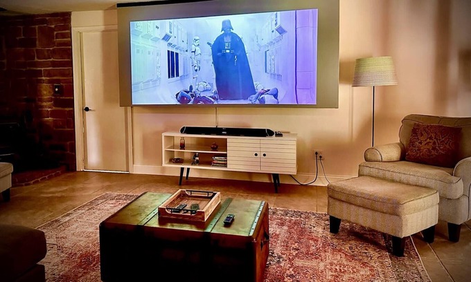 Valley View Casa | CVNP & Chill I Movie Projector I Awesome Backyard