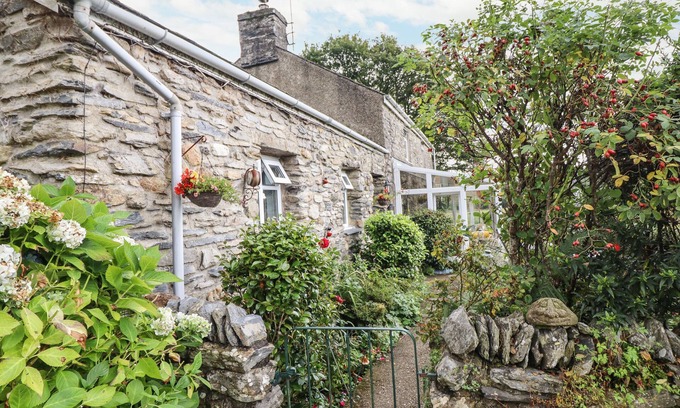 Beddgelert Cabaña | CWM CAETH COTTAGE, romantic, with a garden in Beddgelert