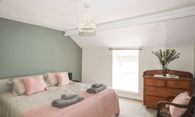 Rhyd-y-clafdy Cabaña | CWM CEILIOG ANNEX, pet friendly, character holiday cottage in Trefor