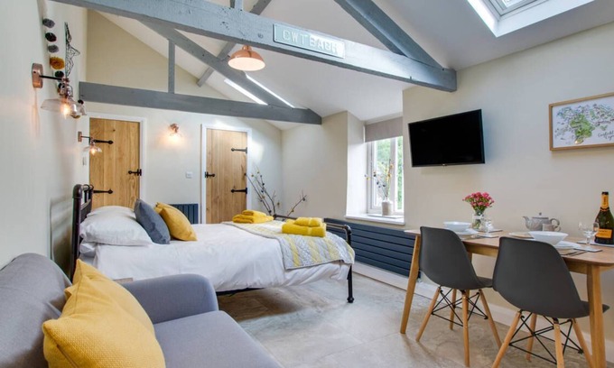 Llannefydd Casa | Este escondite para parejas ofrece un entorno idílico junto con un jacuzzi privado y un jardín elevado para