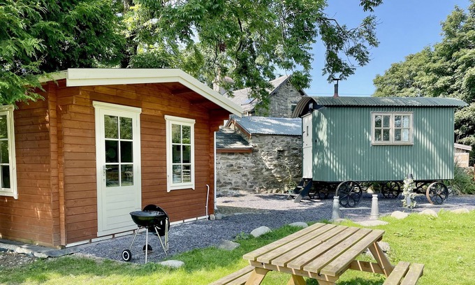 Cwmtirmynach Cabaña | CWT TYDDYN, pet friendly, with open fire in Cerrigydrudion