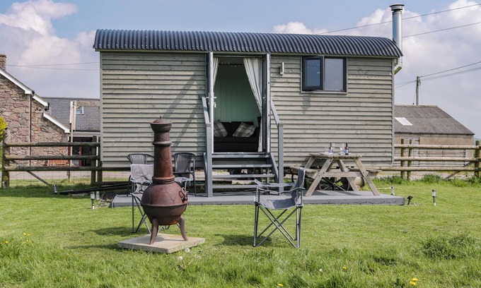 Rhyd-y-foel Cabaña | CWTCH WINNIE SHEPHERDS HUT, pet friendly, with hot tub in Old Colwyn