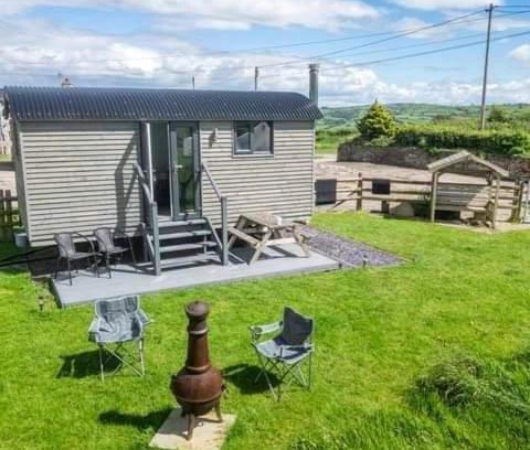 Rhyd-y-foel Otro | Cwtch Winnie Shepherd's Hut- Pen Cefn Farm Holiday