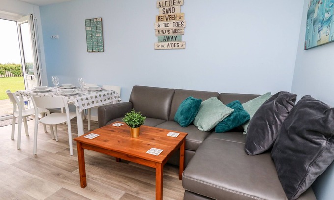 New Quay Cabaña | CWTSH CRAGEN, pet friendly, character holiday cottage in New Quay