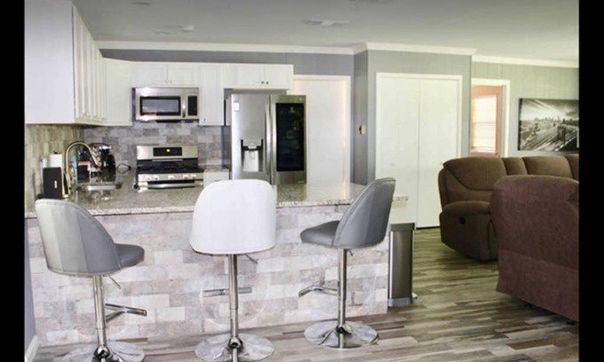 Leon Valley Casa | CYC Lounge with Guest House