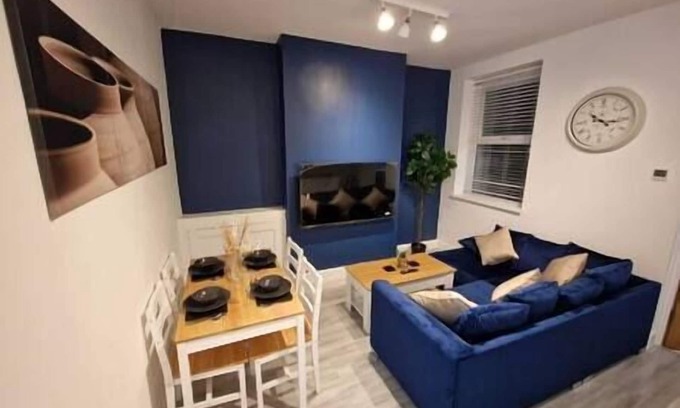 Plasnewydd Apartamento | Cyfarthfa Double Room 1 - Shared Bathroom - Near City Centre