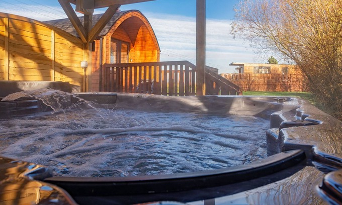 Ely Cabina | Cygnet - Mini Pod with Hot Tub