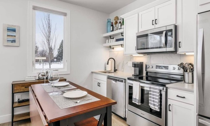 Traverse City Condominio | Cypress Parkside Condo - Dog Friendly!