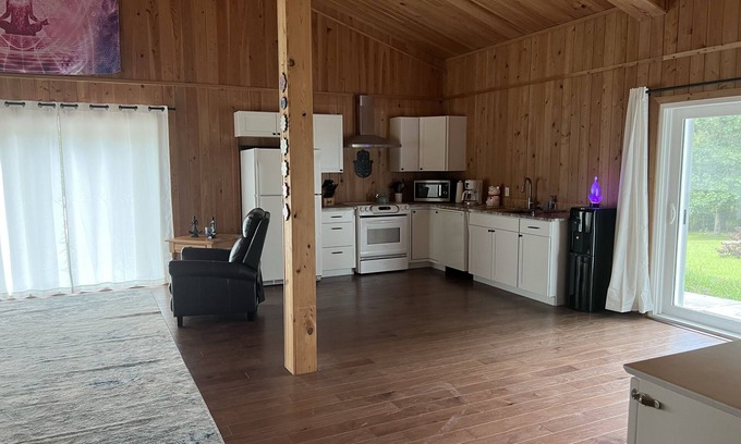 Brooksville Apartamento | "Cypress Room" Event Space on working cattle ranch. Sleeps 2 (or up to 16)