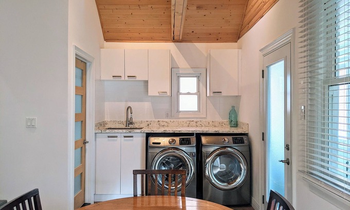 New Toronto Casa | D&D Hideaway in South Etobicoke. Cozy 3-BR Home w/ Garden Nr Lake & Parks.