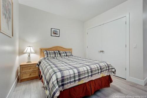 Dundarave Casa | D Peaceful Stay in Queen Room -Dedicated Bathroom