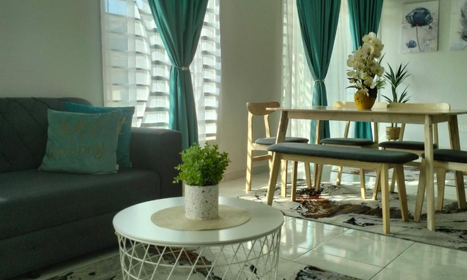 Chukai Casa | D'Sara Homestay Fully Furnished 3 bedrooms All Aircond 2 miles centre