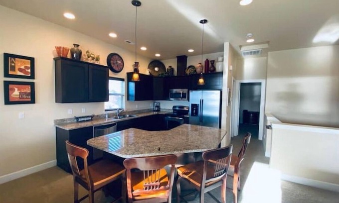 Quincy Casa | D14 Home by pool & Gorge shuttle. 2 decks w/Columbia/tennis courts/pool view
