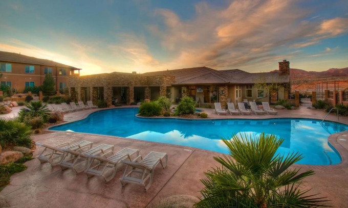 St. George Hotel | D5-Coral Springs Poolside-Ground Floor 3-bedroom Hillside View