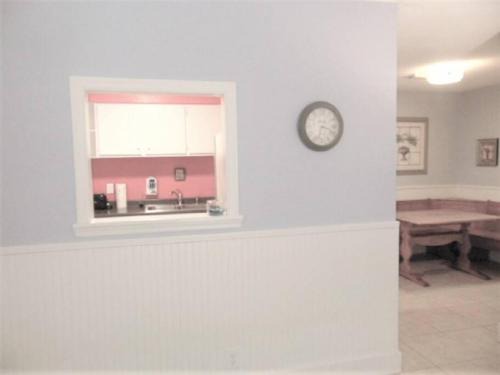 Demere Park Casa | D7 screened porch welcoming and cozy Downstairs neat and ready for your arrival