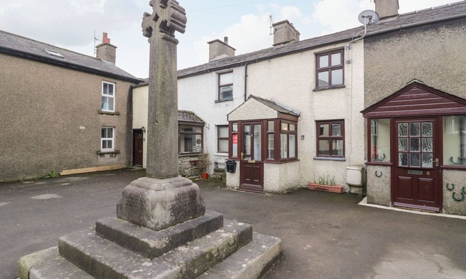 Flookburgh Cabaña | DAFFODIL COTTAGE, pet friendly, with open fire in Flookburgh