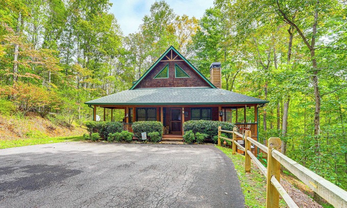 Dahlonega Cabina | Dahlonega Cabin w/ Hot Tub, 4 Mi to Downtown!