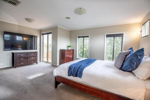 Ocean Grove Casa | Daintree Family Getaway Huge yard Aircon Heating Sleeps 12 Parks Beaches Table Tennis
