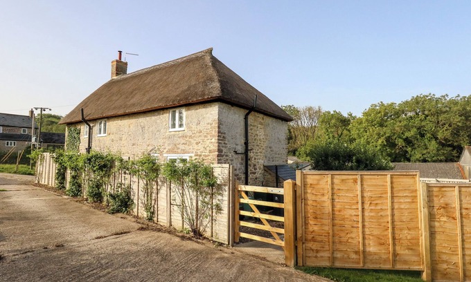 Littlebredy Cabaña | DAIRY COTTAGE, pet friendly, character holiday cottage in Abbotsbury