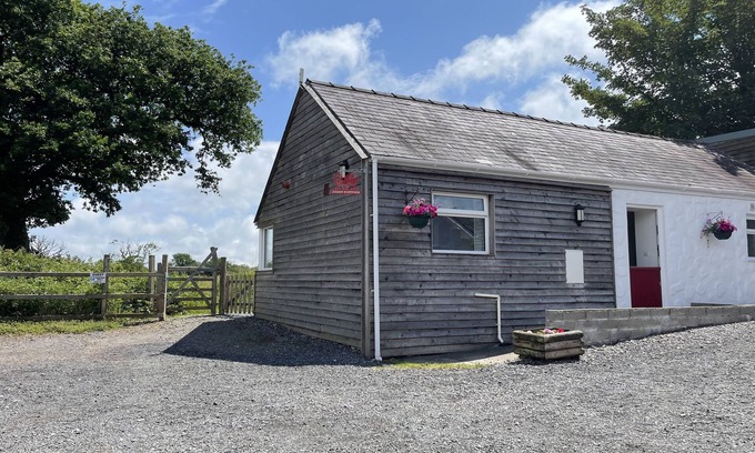 Whitland Cabaña | DAIRY COTTAGE, pet friendly, character holiday cottage in Whitland
