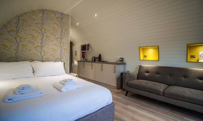 Pickering Cabina | Daisy Family Glamping Pod | sleeps 4 - Gold Award winning