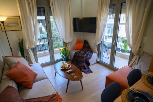 Petralona Apartamento | Daisy's Deluxe Athenian 2bedroom by MPS