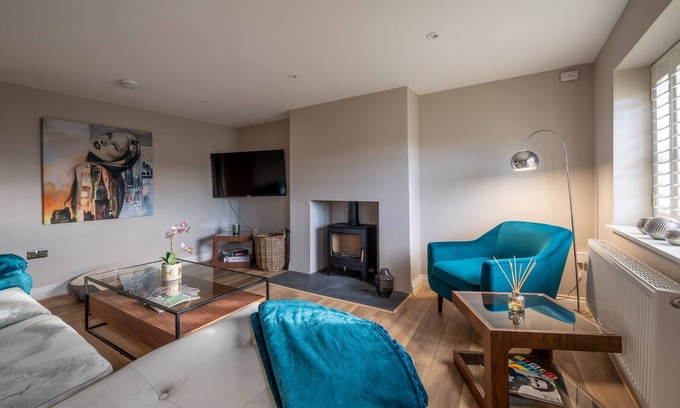 South Creake Cabaña | Daisy's Place - LUXURY in the Creakes. Period flint cottage with ultra stylish interior, two beds