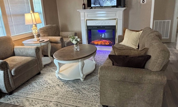 Jacksonville Casa | Daisy’s PlacenCozy cottage three bedroom located in the heart of Jacksonville